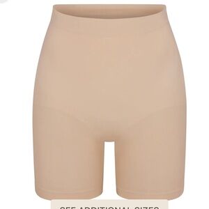 SKIMS‎ Seamless Sculpt Mid Waist Mid Thigh Short